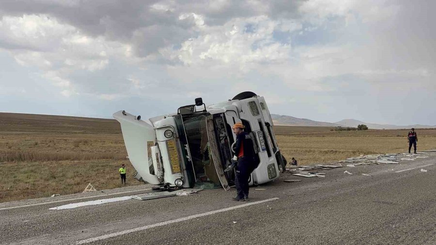 Aksaray’da Şarampole Devrilen Tır Hurdaya Döndü: 1 Yaralı