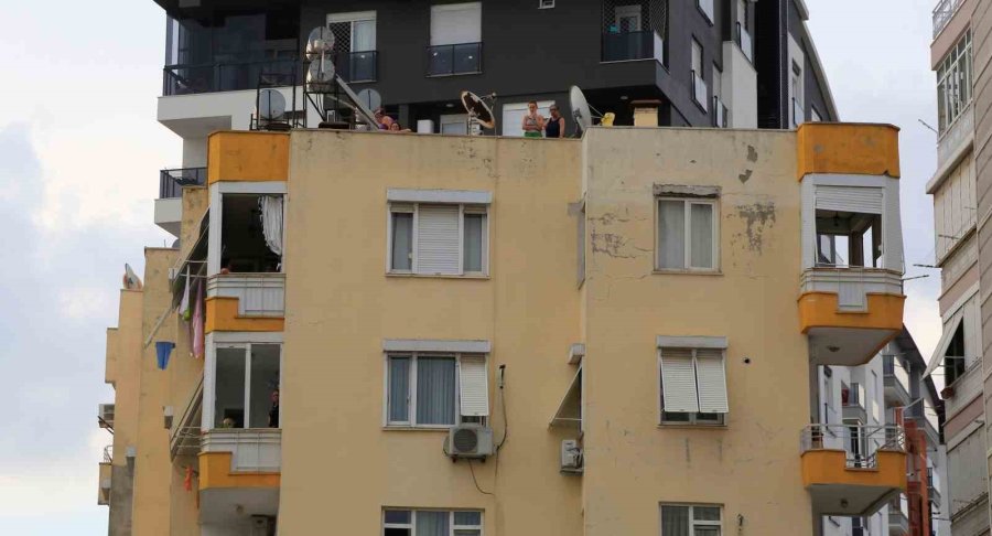 Hastane Önüne Park Ettiği Araç İçerisinde Ölü Bulundu