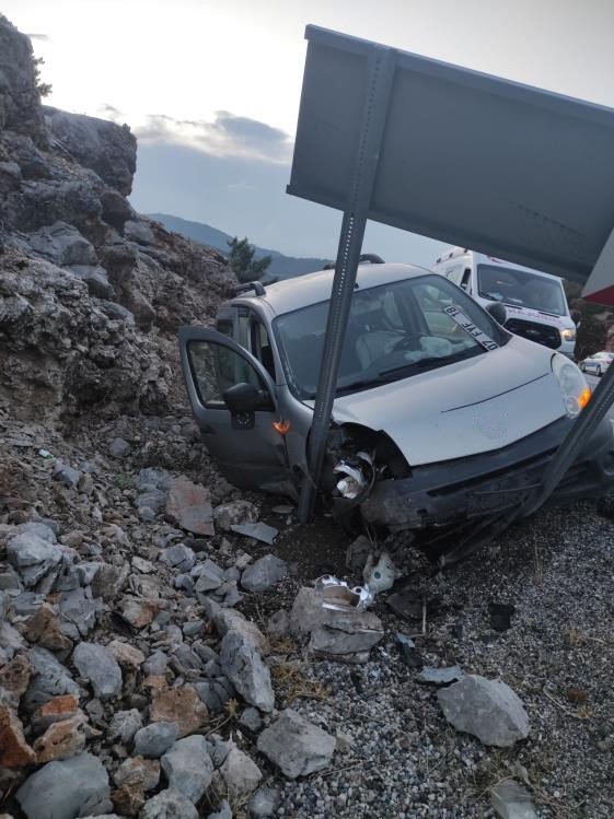 Antalya’da Trafik Kazası: 2 Yaralı