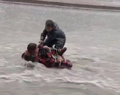 Çocukların Yağmur Altındaki Oyunu Görenleri Şaşırttı