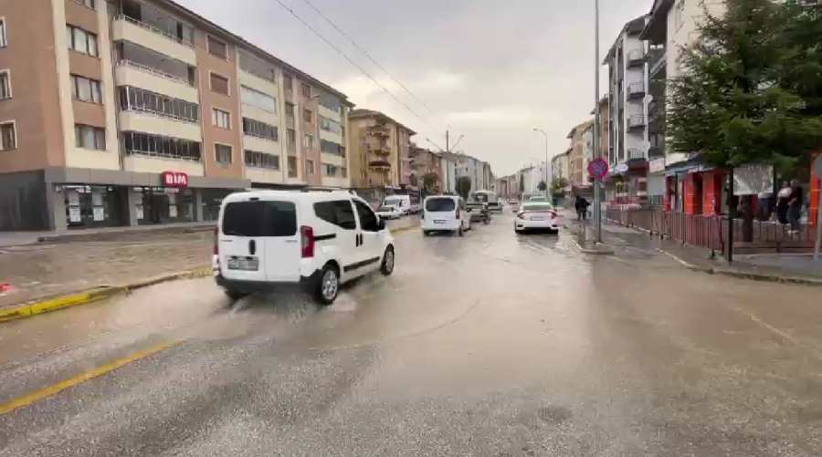 Aniden Bastıran Kuvvetli Yağış Eskişehir’de Hayatı Olumsuz Etkiledi