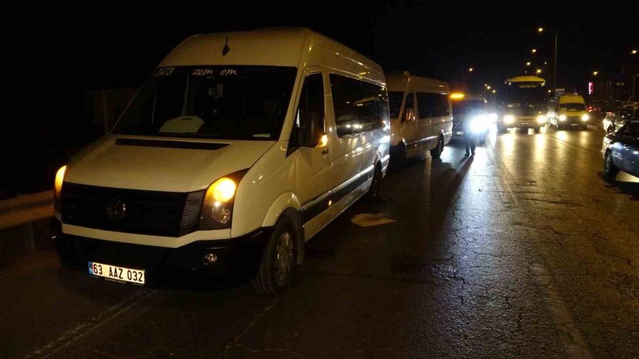 Önlem Almadan Duran Tur Minibüsü Trafik Kazasına Neden Oldu: 2 Yaralı