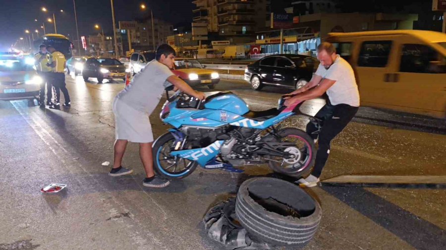 Önlem Almadan Duran Tur Minibüsü Trafik Kazasına Neden Oldu: 2 Yaralı