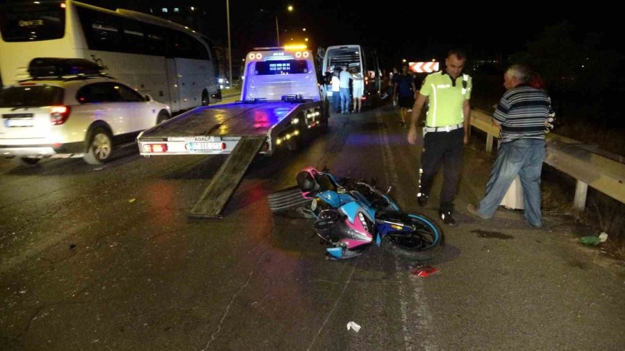 Önlem Almadan Duran Tur Minibüsü Trafik Kazasına Neden Oldu: 2 Yaralı