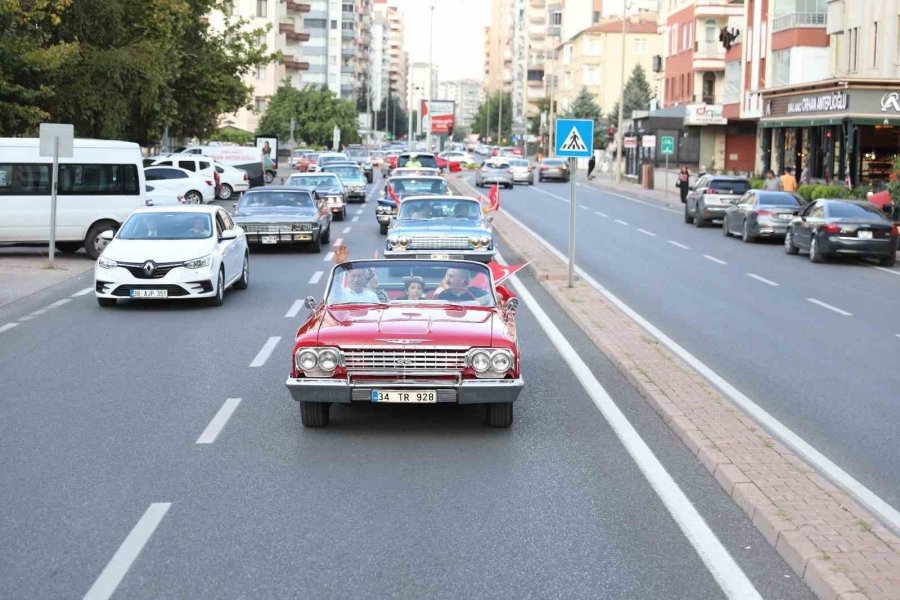 Kayseri’de Klasik Otomobil Rüzgarı Esti