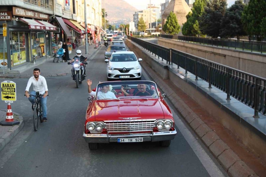 Kayseri’de Klasik Otomobil Rüzgarı Esti