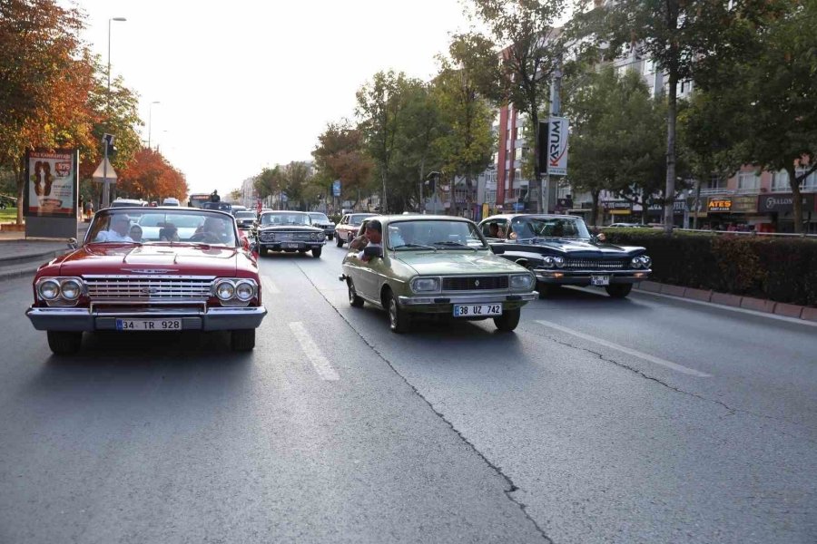 Kayseri’de Klasik Otomobil Rüzgarı Esti