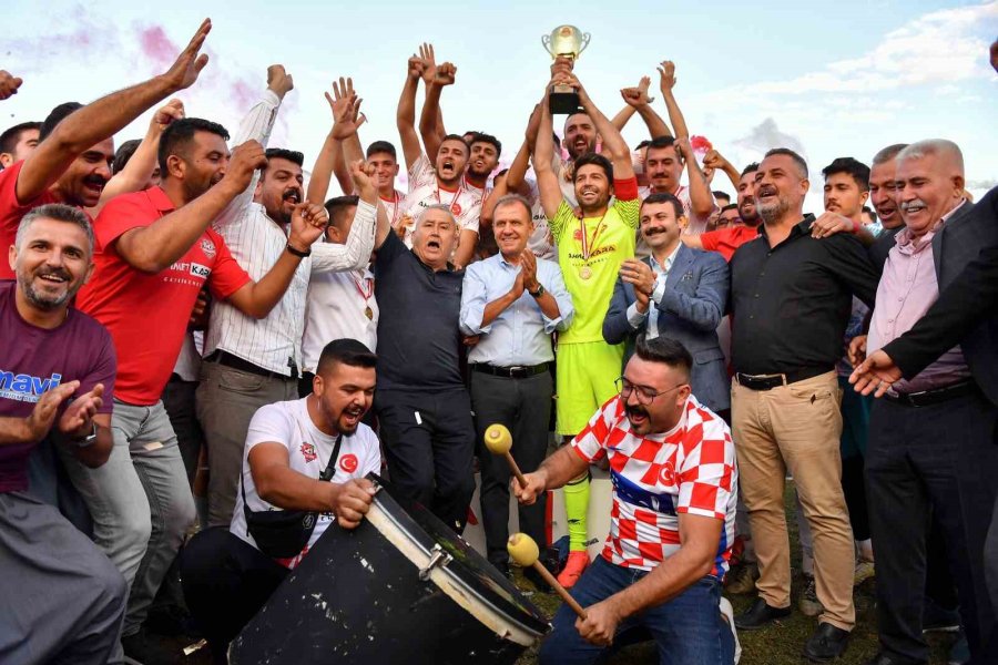 Seçer, 30 Ağustos Zafer Kupası Futbol Turnuvası’nın Ödül Törenine Katıldı