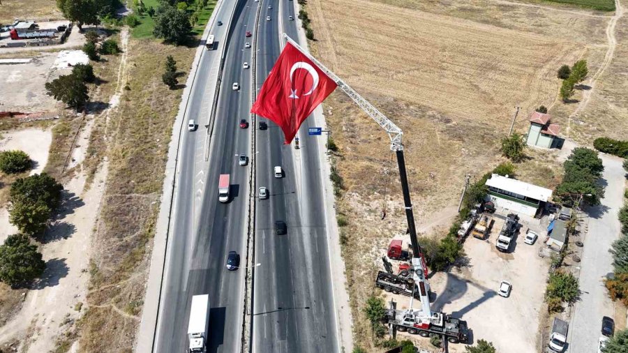 200 Tonluk Vinçle 43 Metre Yükseğe Asılan Dev Türk Bayrağı Hayran Bırakıyor