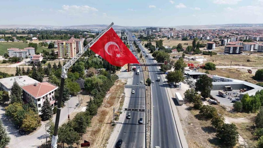 200 Tonluk Vinçle 43 Metre Yükseğe Asılan Dev Türk Bayrağı Hayran Bırakıyor