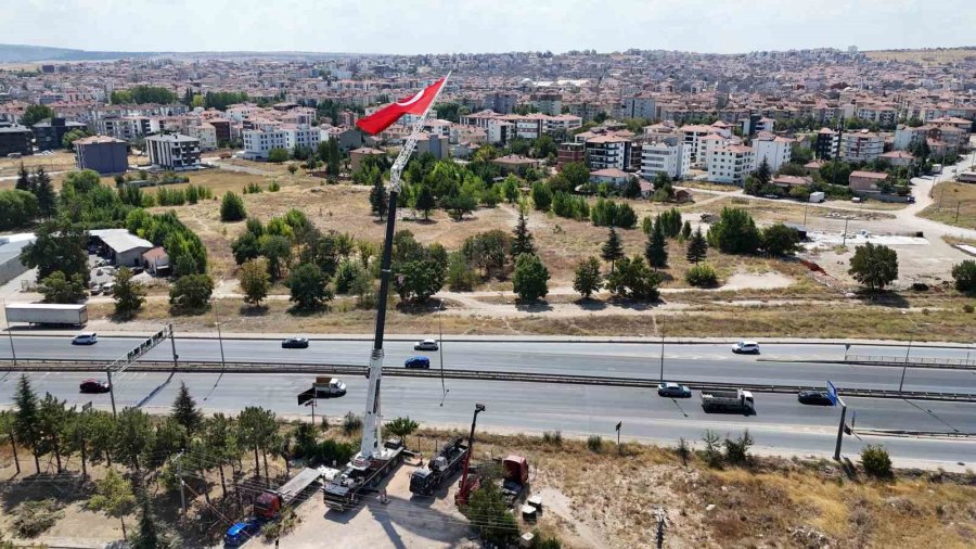 200 Tonluk Vinçle 43 Metre Yükseğe Asılan Dev Türk Bayrağı Hayran Bırakıyor