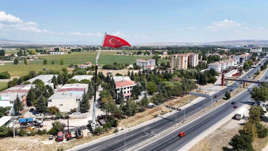 200 Tonluk Vinçle 43 Metre Yükseğe Asılan Dev Türk Bayrağı Hayran Bırakıyor