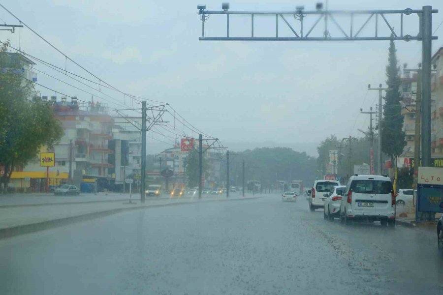 Antalya’da Bir Kilometre Arayla İki Mevsim Yaşandı