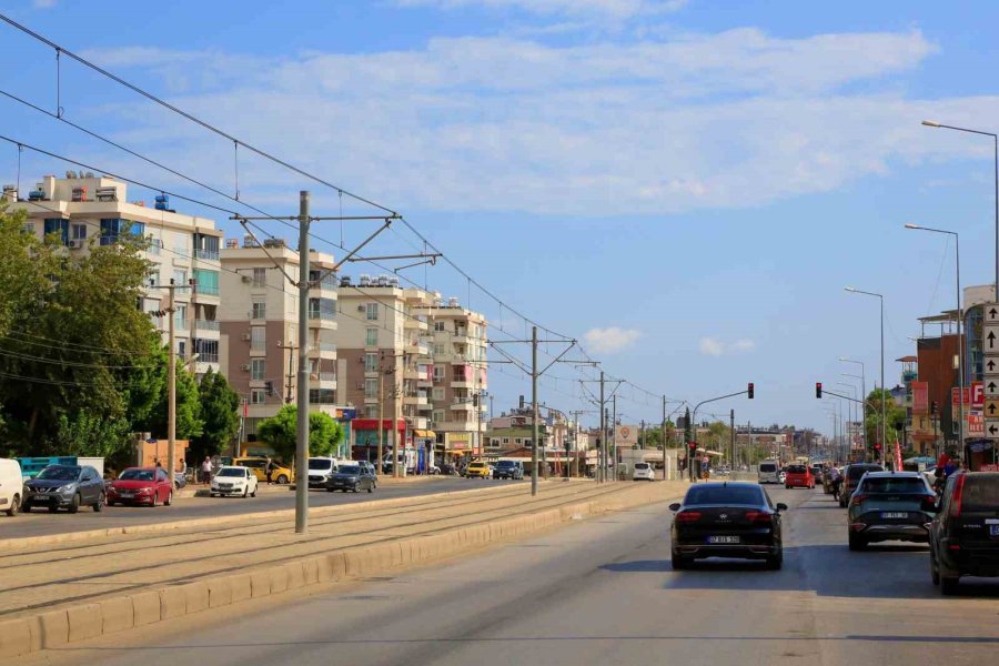 Antalya’da Bir Kilometre Arayla İki Mevsim Yaşandı