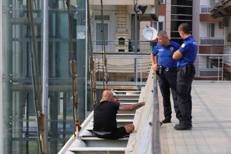 Üst Geçide Çıkan Alkollü Şahıs Polisi Alarma Geçirirken, Keyfinden Ödün Vermedi