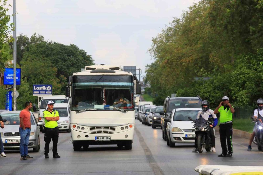 Üst Geçide Çıkan Alkollü Şahıs Polisi Alarma Geçirirken, Keyfinden Ödün Vermedi