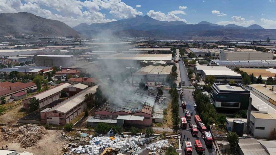 Sünger Fabrikasında Büyük Yangın Havadan Görüntülendi