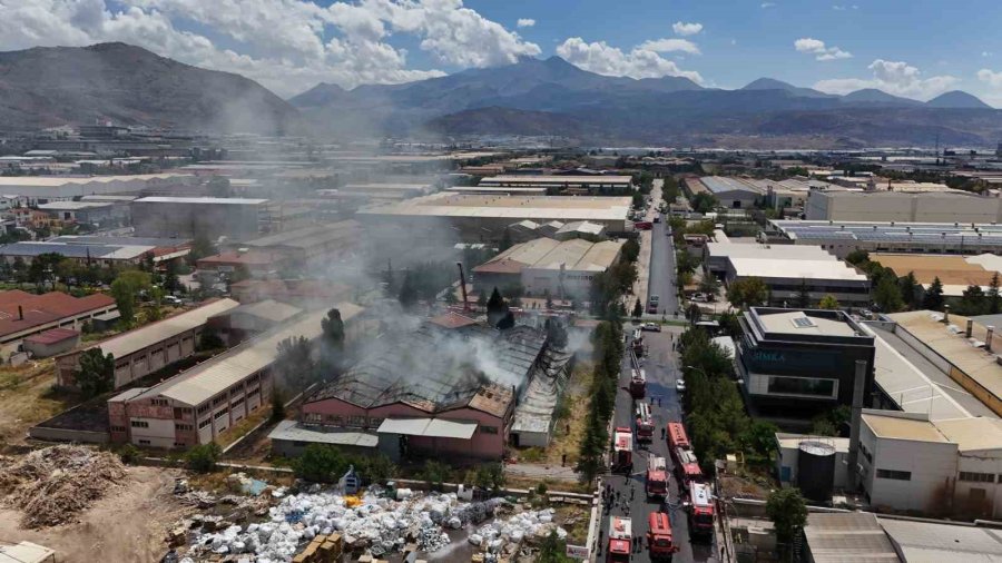 Sünger Fabrikasında Büyük Yangın Havadan Görüntülendi