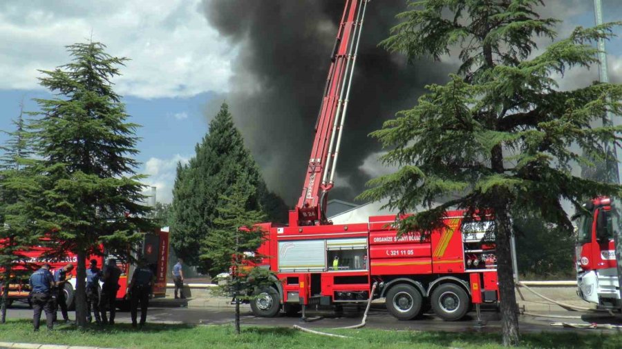 Fabrika Yangınına 78 Personel Ve 22 Araç Müdahale Etti