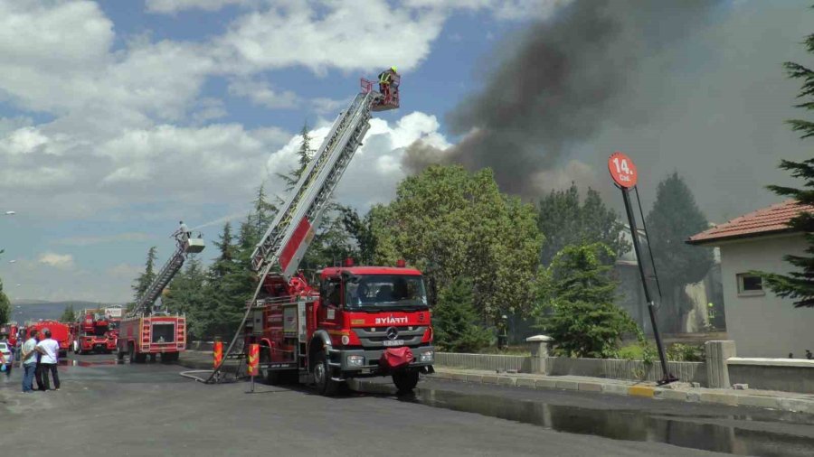 Fabrika Yangınına 78 Personel Ve 22 Araç Müdahale Etti