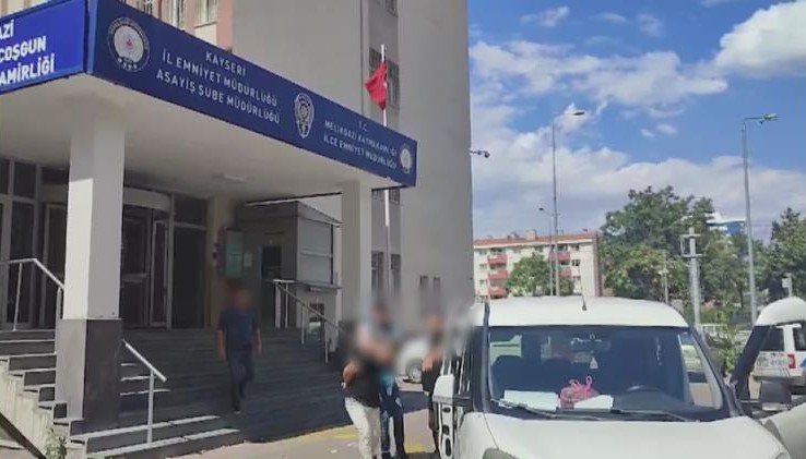 Kolyeyi Çalıp Kaçtı, Polisten Kaçamadı