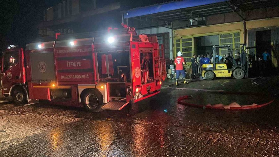 Yangında Alevlerin Parlama Anları Korkuya Neden Oldu