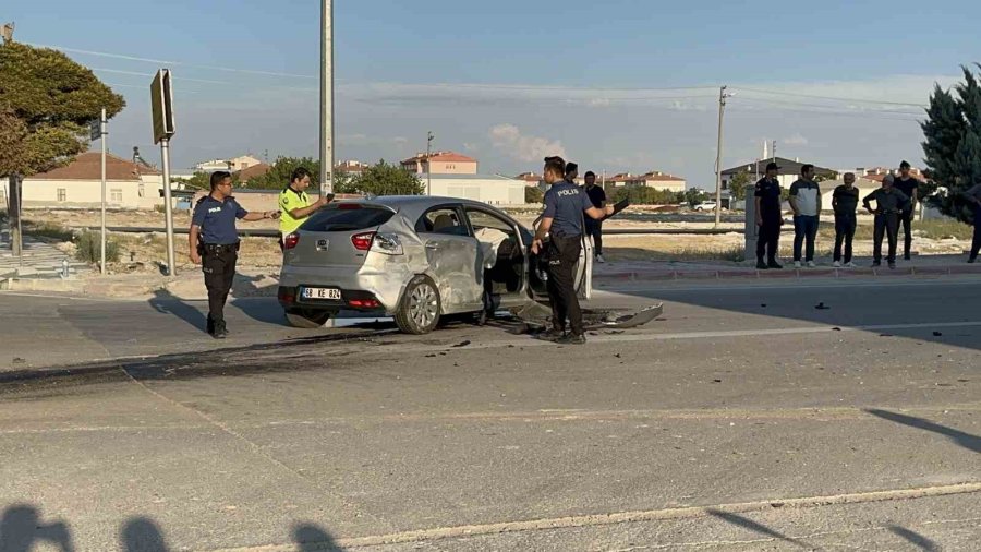 Tarım İşçilerini Taşıyan Minibüsle Otomobil Çarpıştı: 15 Yaralı