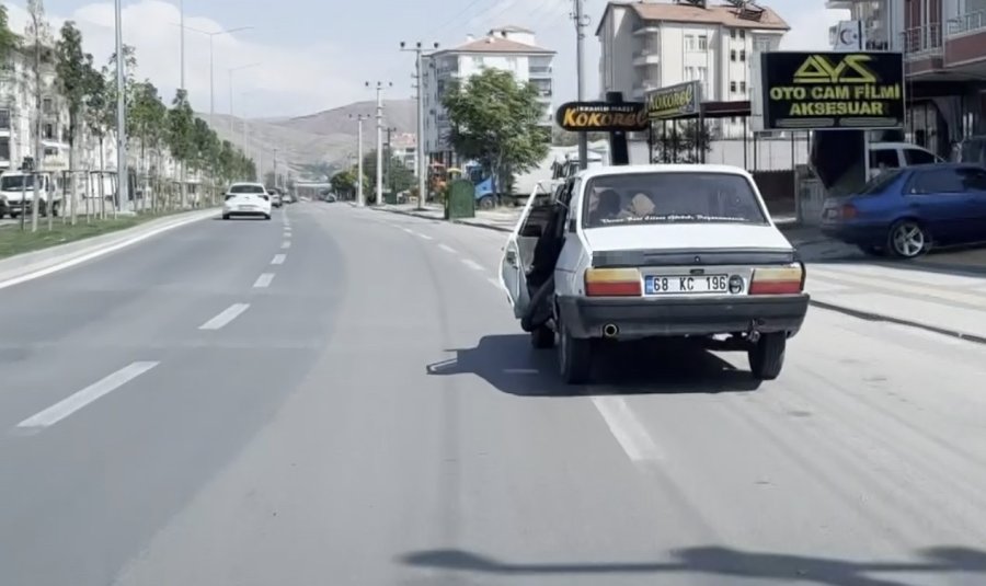 Otomobile Motor Yükledi, Kapısı Açık Trafikte Seyretti