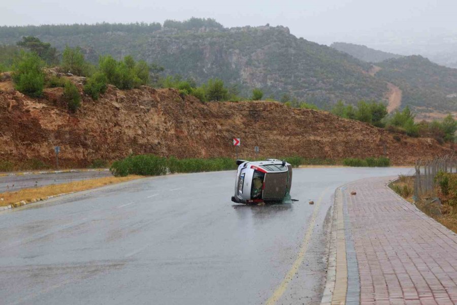 Virajı Alamayan Otomobil Yan Yattı: 2 Yaralı