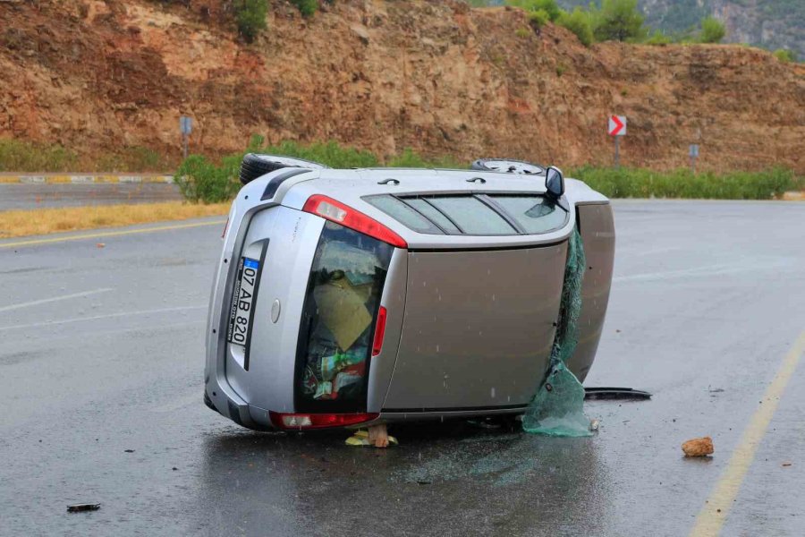 Virajı Alamayan Otomobil Yan Yattı: 2 Yaralı