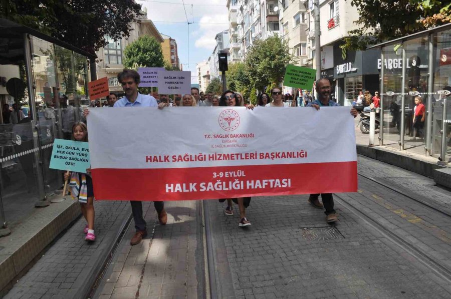 Halk Sağlığı Haftası Nedeniyle Yapılan Yürüyüşe Yoğun Katılım Sağlandı