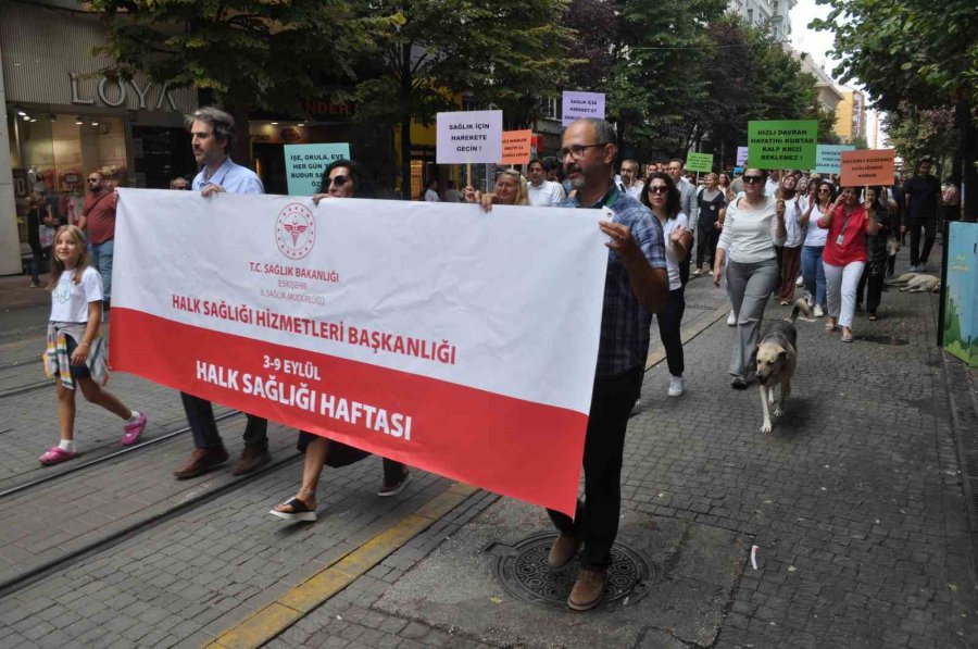 Halk Sağlığı Haftası Nedeniyle Yapılan Yürüyüşe Yoğun Katılım Sağlandı