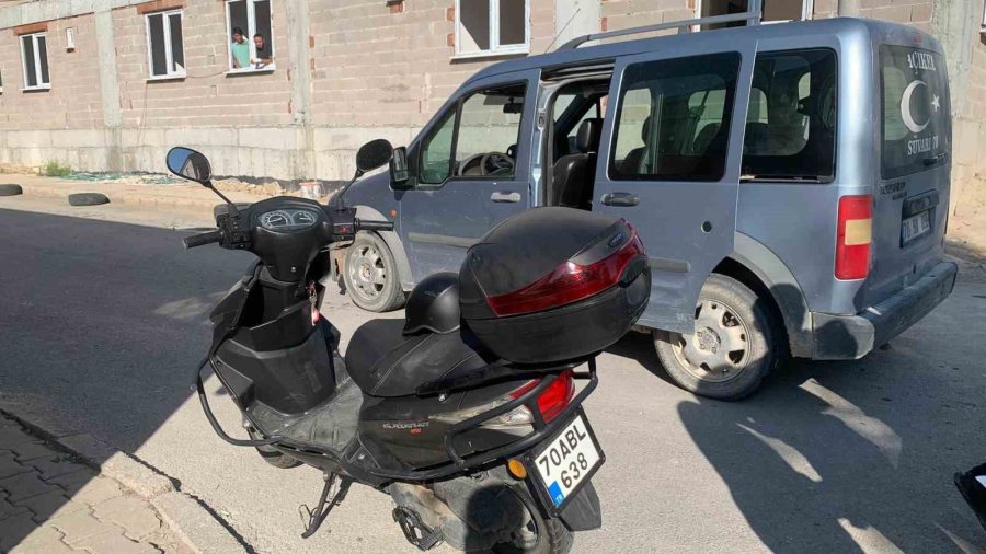 Hafif Ticari Araç İle Motosikletin Çarpıştığı Kaza Kamerada