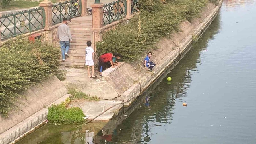 Porsuk Çayı’na Düşürdükleri Topu Almak İsteyen Çocuklar Canlarını Tehlikeye Attı