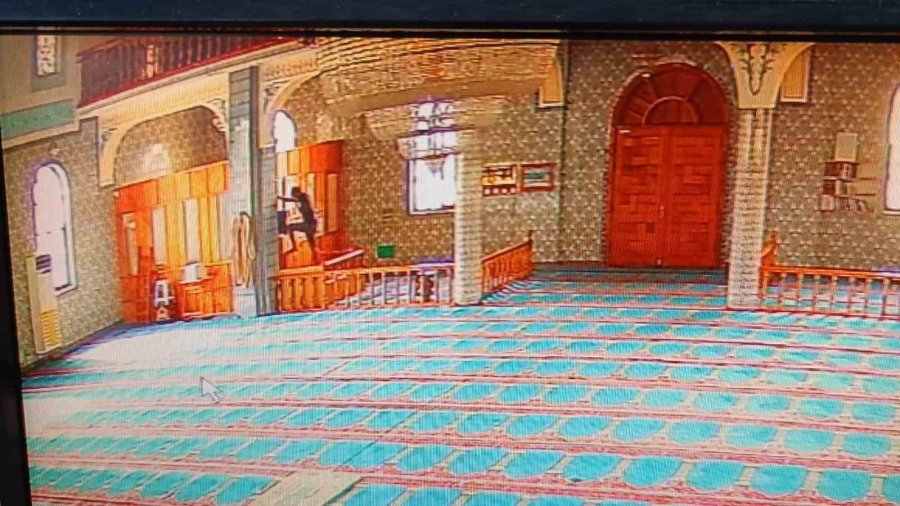 Camiye Girip Yardım Paralarını Çaldı, Namaz Kılanı Görünce Cami Görevlisi Rolüne Girdi