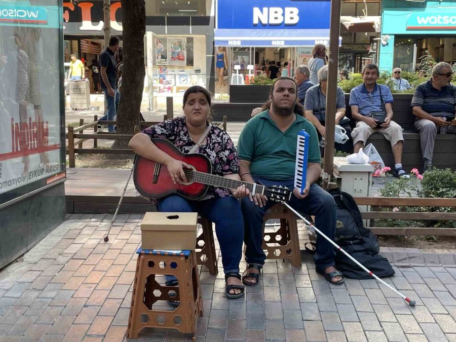 İran’dan Gelen Görme Engelli Çift Sokak Müzisyenliği Yaparak Geçimini Sağlıyor