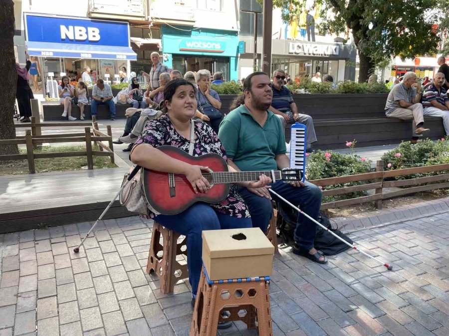 İran’dan Gelen Görme Engelli Çift Sokak Müzisyenliği Yaparak Geçimini Sağlıyor