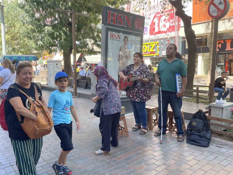 İran’dan Gelen Görme Engelli Çift Sokak Müzisyenliği Yaparak Geçimini Sağlıyor