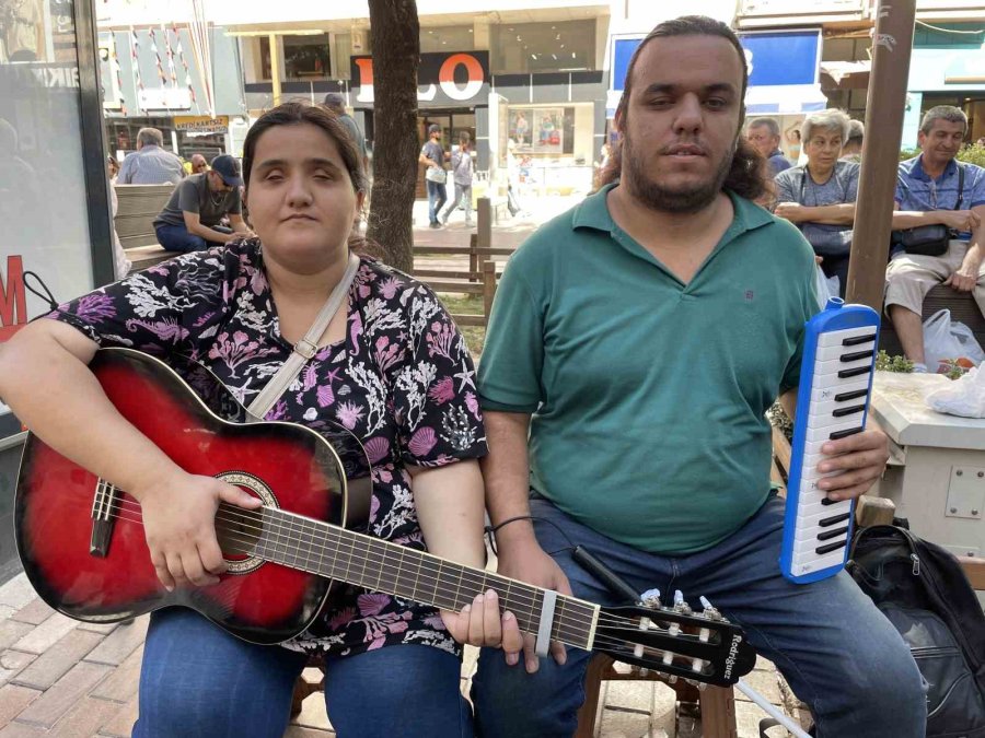 İran’dan Gelen Görme Engelli Çift Sokak Müzisyenliği Yaparak Geçimini Sağlıyor