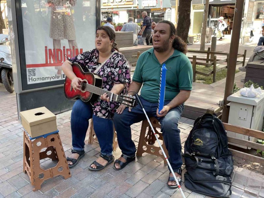 İran’dan Gelen Görme Engelli Çift Sokak Müzisyenliği Yaparak Geçimini Sağlıyor