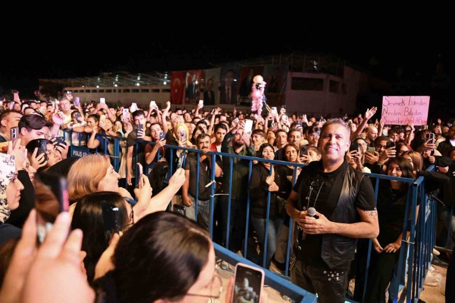 Başkan Muhittin Böcek Elmalı’da Haluk Levent Konserine Katıldı