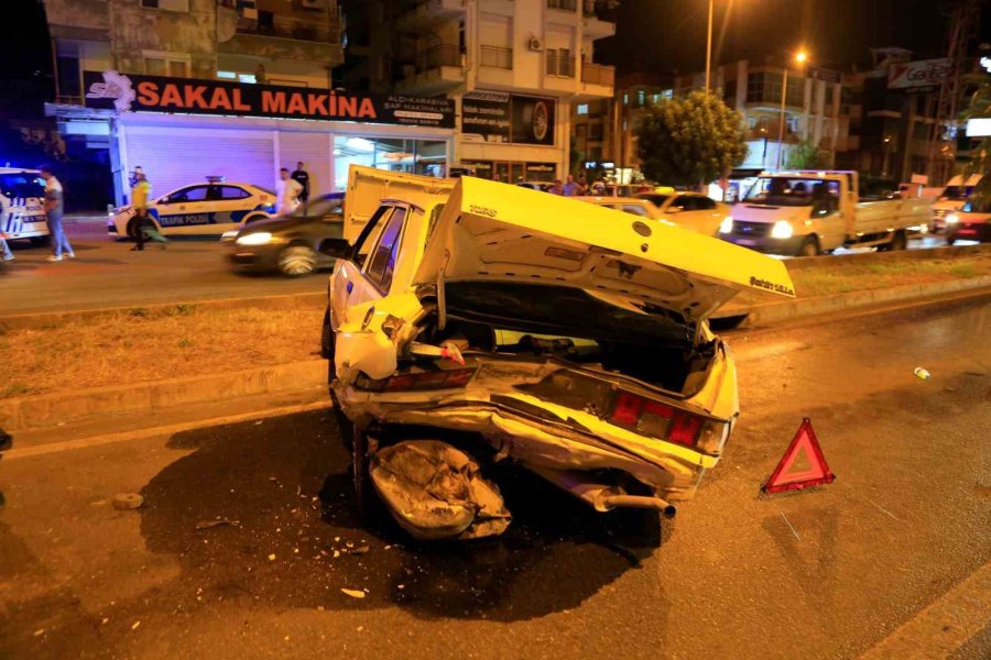 Antalya’da 4 Araç Birbirine Girdi, Yoldaki Yağı Gören Trafik Polisi Küreği Eline Aldı