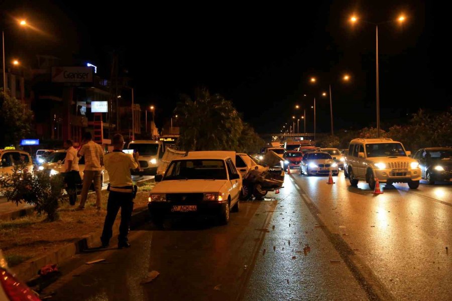 Antalya’da 4 Araç Birbirine Girdi, Yoldaki Yağı Gören Trafik Polisi Küreği Eline Aldı