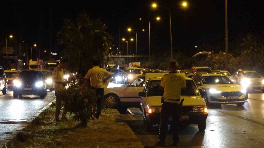 Antalya’da 4 Araç Birbirine Girdi, Yoldaki Yağı Gören Trafik Polisi Küreği Eline Aldı