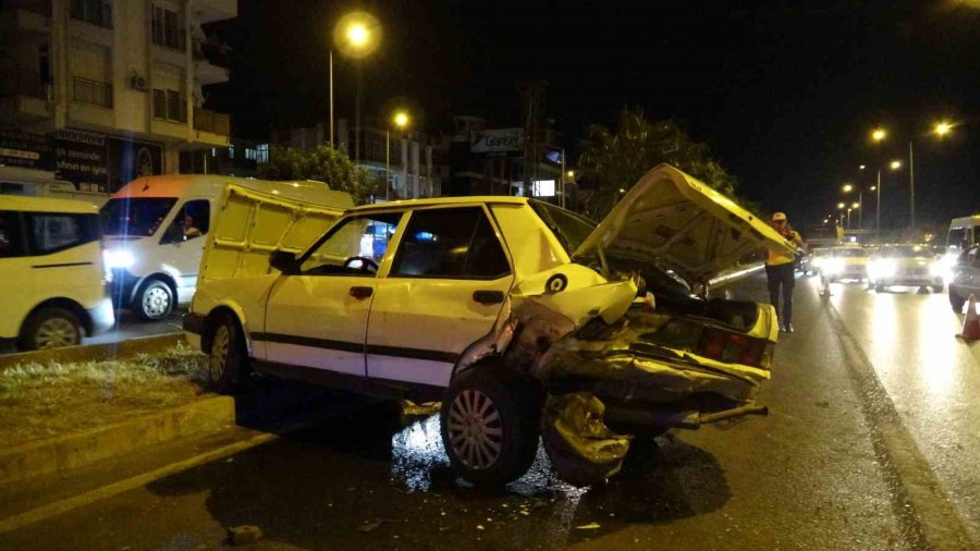 Antalya’da 4 Araç Birbirine Girdi, Yoldaki Yağı Gören Trafik Polisi Küreği Eline Aldı