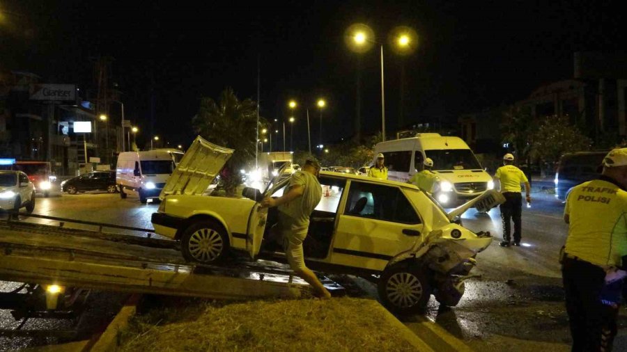 Antalya’da 4 Araç Birbirine Girdi, Yoldaki Yağı Gören Trafik Polisi Küreği Eline Aldı