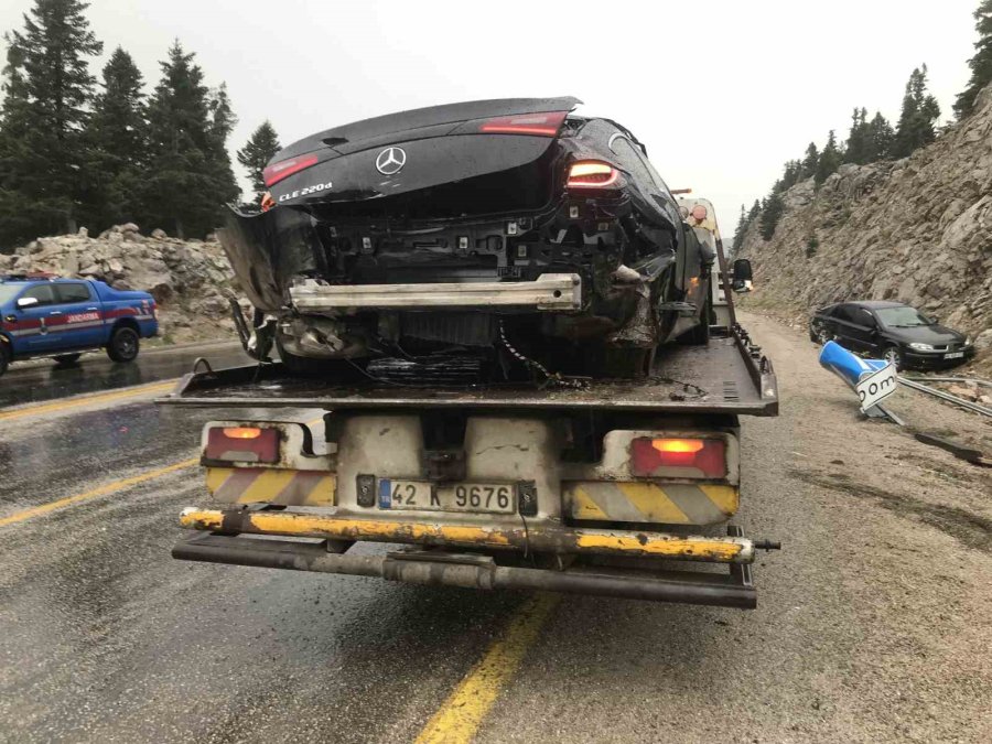 Antalya’da 4 Araçlı Zincirleme Kaza: 5 Yaralı