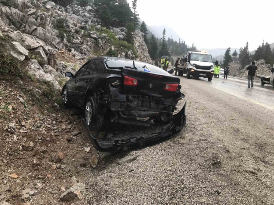 Antalya’da 4 Araçlı Zincirleme Kaza: 5 Yaralı