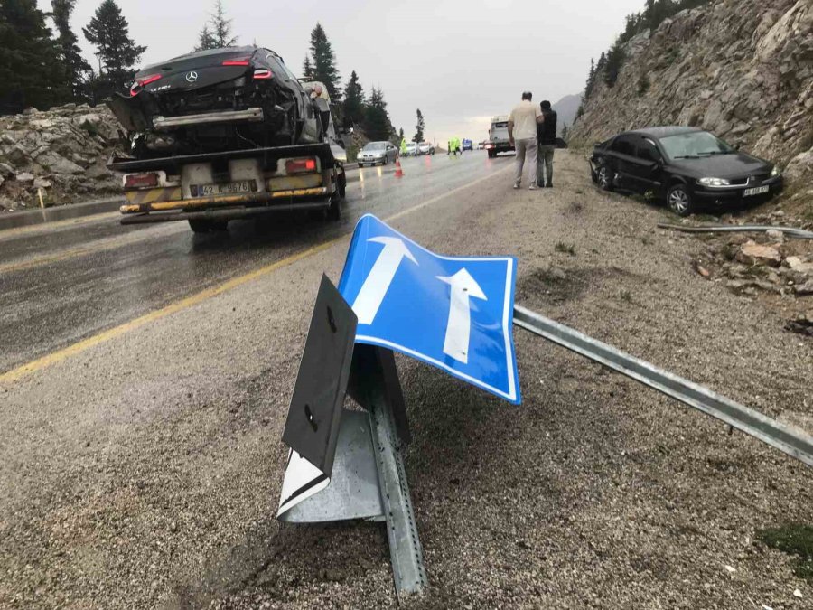 Antalya’da 4 Araçlı Zincirleme Kaza: 5 Yaralı