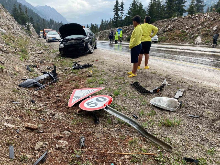 Antalya’da 4 Araçlı Zincirleme Kaza: 5 Yaralı